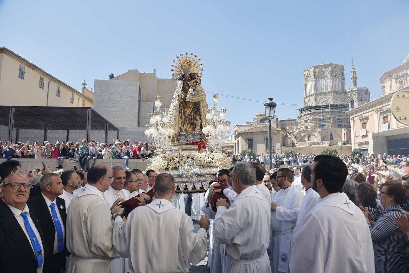 Las mejores imágenes de la procesión extraordinaria por el centenario de la Coronación de la Virgen de los Desamparados