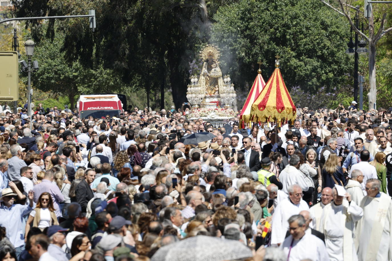 Las mejores imágenes de la procesión extraordinaria por el centenario de la Coronación de la Virgen de los Desamparados