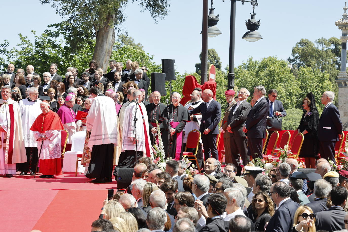 Las mejores imágenes de la procesión extraordinaria por el centenario de la Coronación de la Virgen de los Desamparados