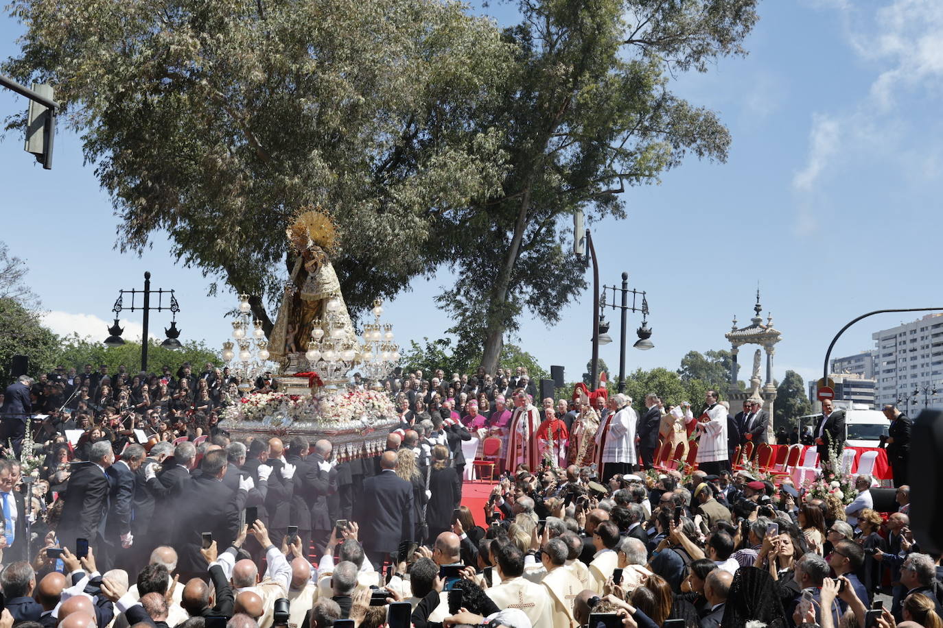 Las mejores imágenes de la procesión extraordinaria por el centenario de la Coronación de la Virgen de los Desamparados