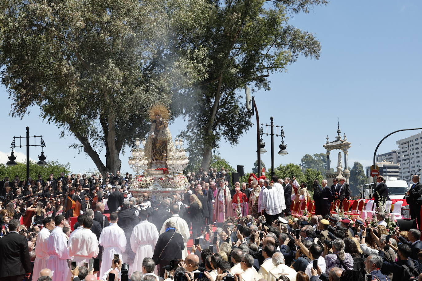 Las mejores imágenes de la procesión extraordinaria por el centenario de la Coronación de la Virgen de los Desamparados