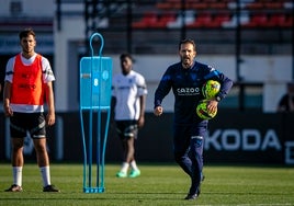 Baraja dando instrucciones durante un entrenamiento.