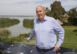 Juan Armiñana, en la terraza de Nou Racó, a los pies de la Albufera.