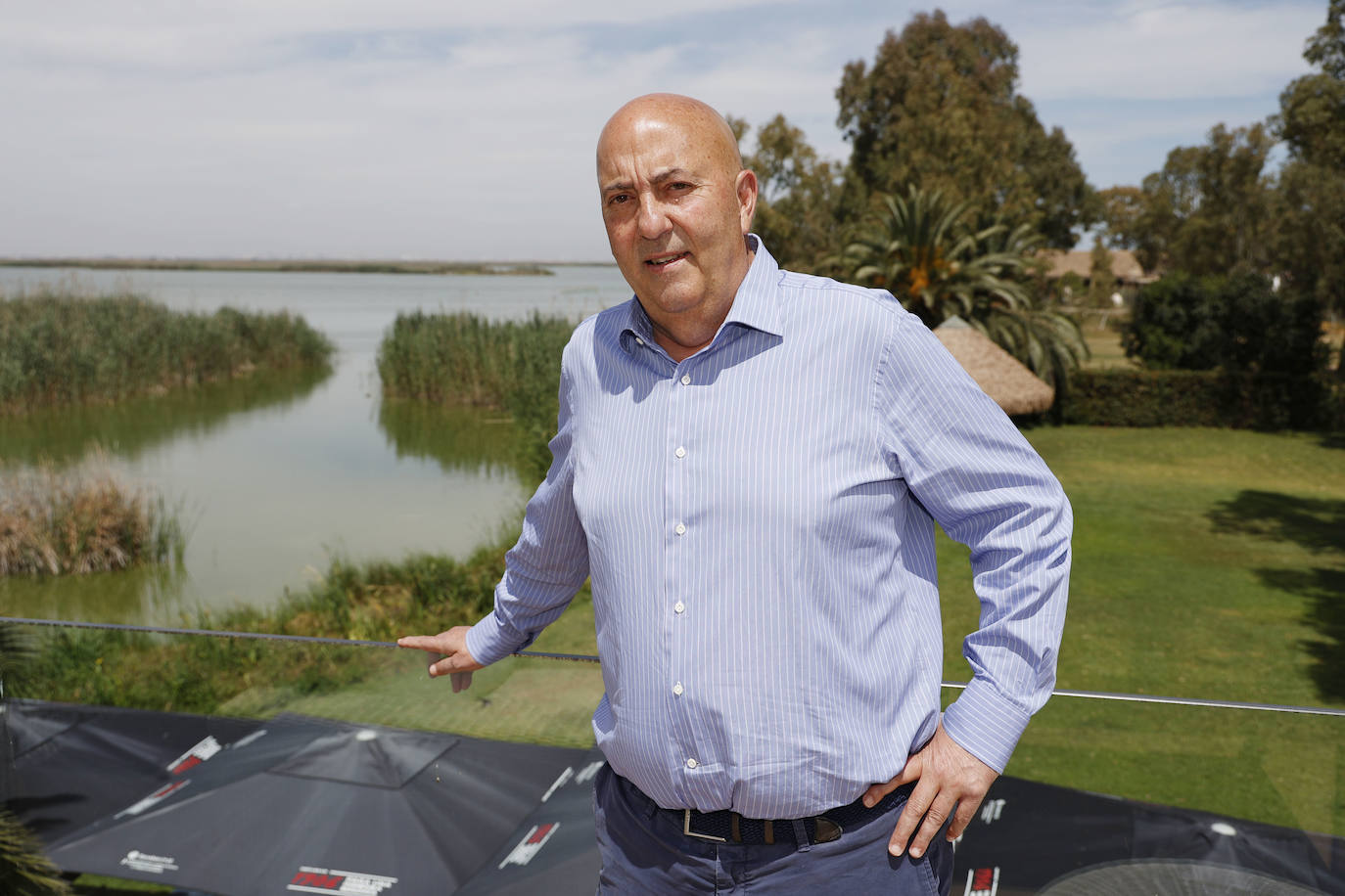 Juan Armiñana, en la terraza de Nou Racó, a los pies de la Albufera.