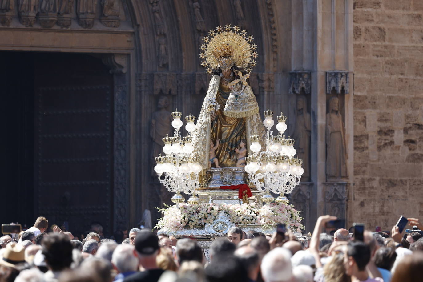 Las mejores imágenes de la procesión extraordinaria por el centenario de la Coronación de la Virgen de los Desamparados