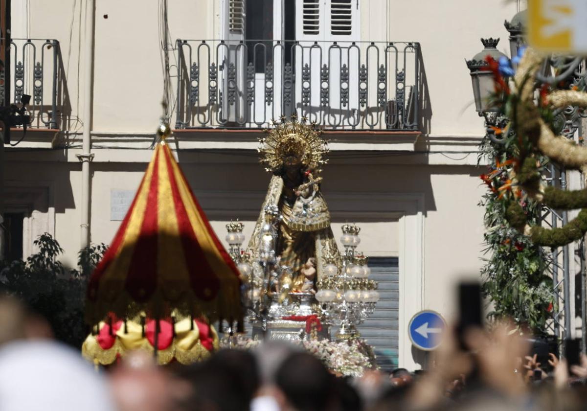 Por qué se disparan 21 salvas cuando sale la Mare de Dèu