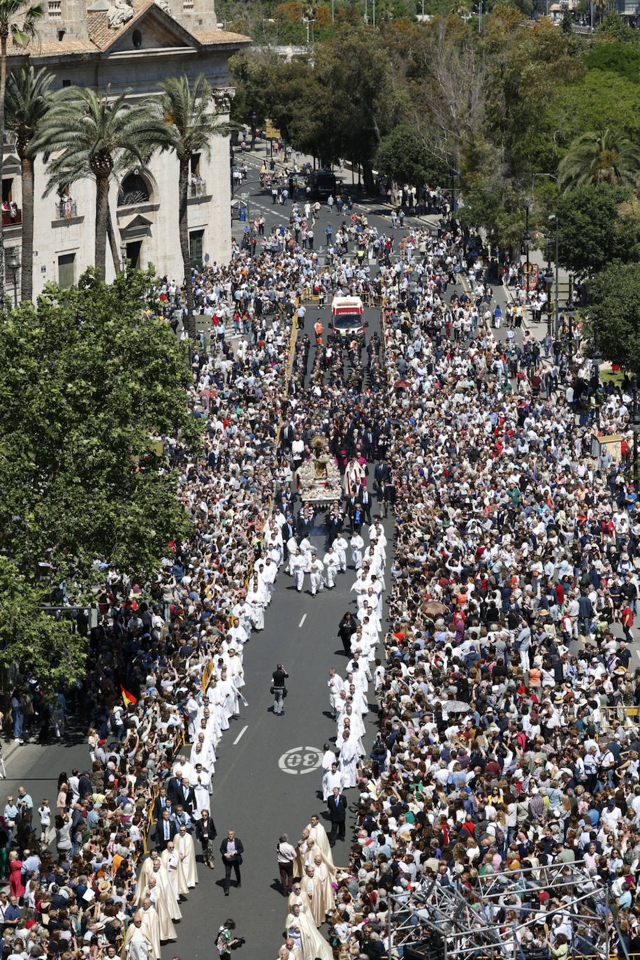 Las mejores imágenes de la procesión extraordinaria por el centenario de la Coronación de la Virgen de los Desamparados