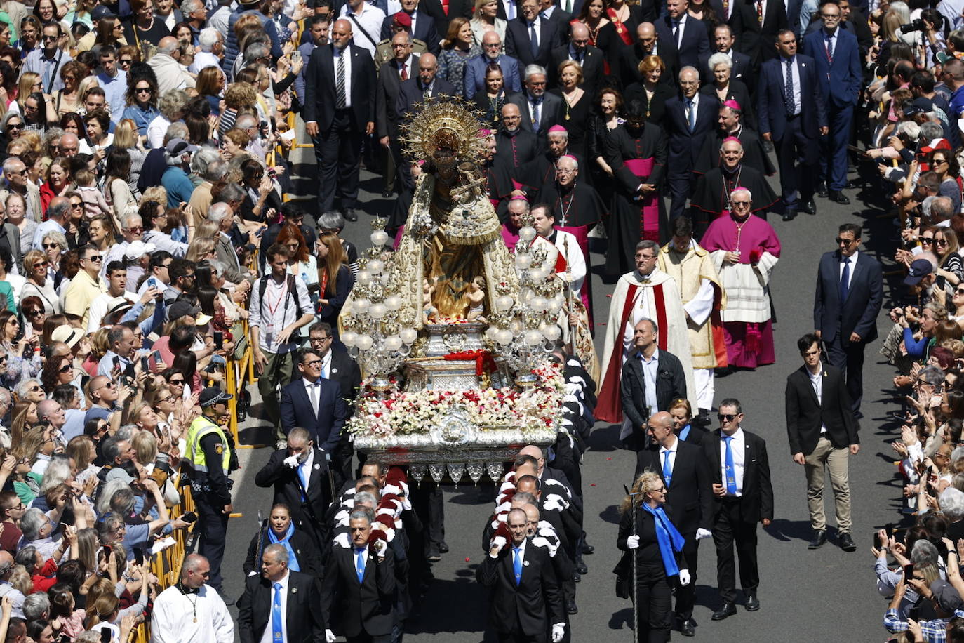 Las mejores imágenes de la procesión extraordinaria por el centenario de la Coronación de la Virgen de los Desamparados