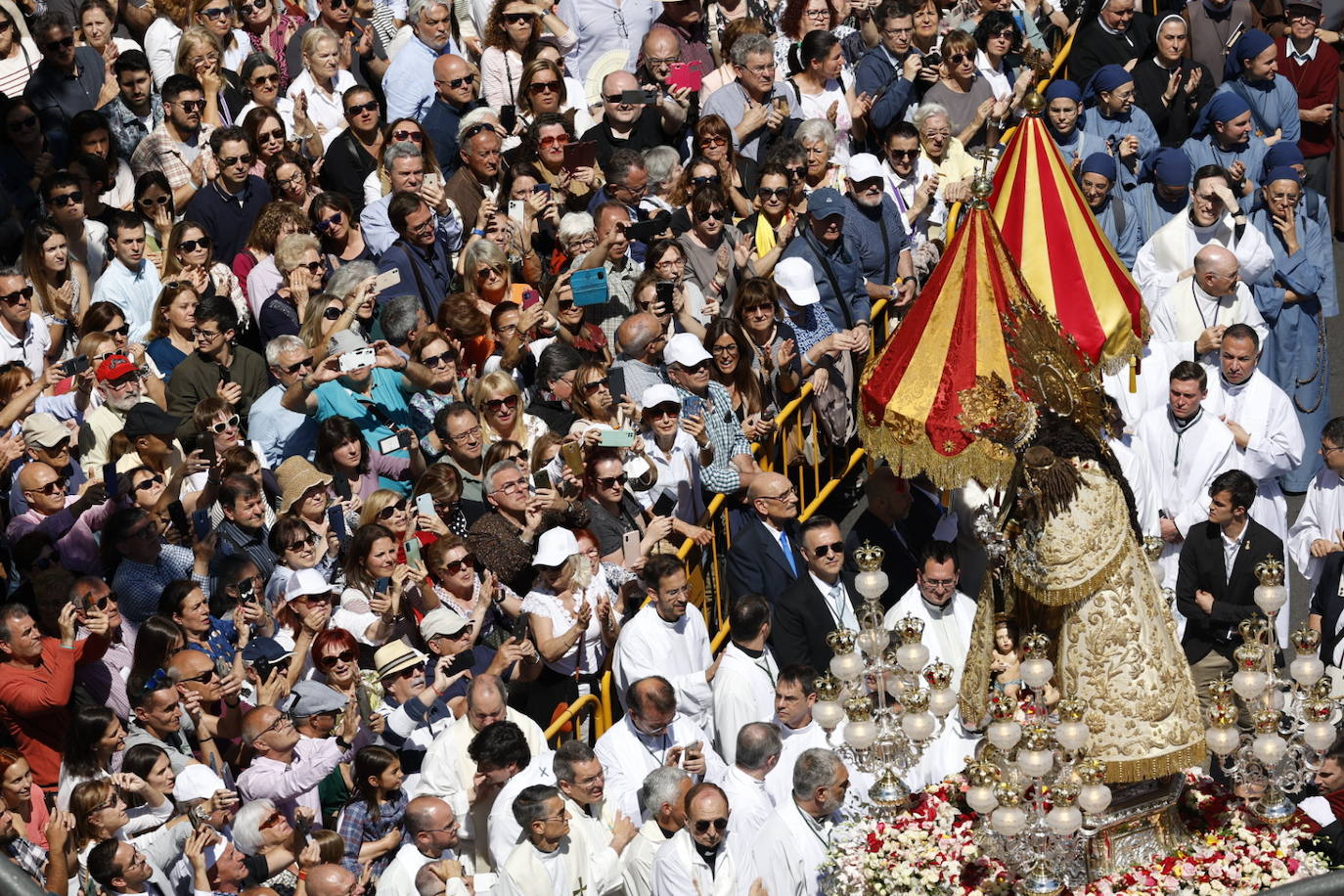 Las mejores imágenes de la procesión extraordinaria por el centenario de la Coronación de la Virgen de los Desamparados