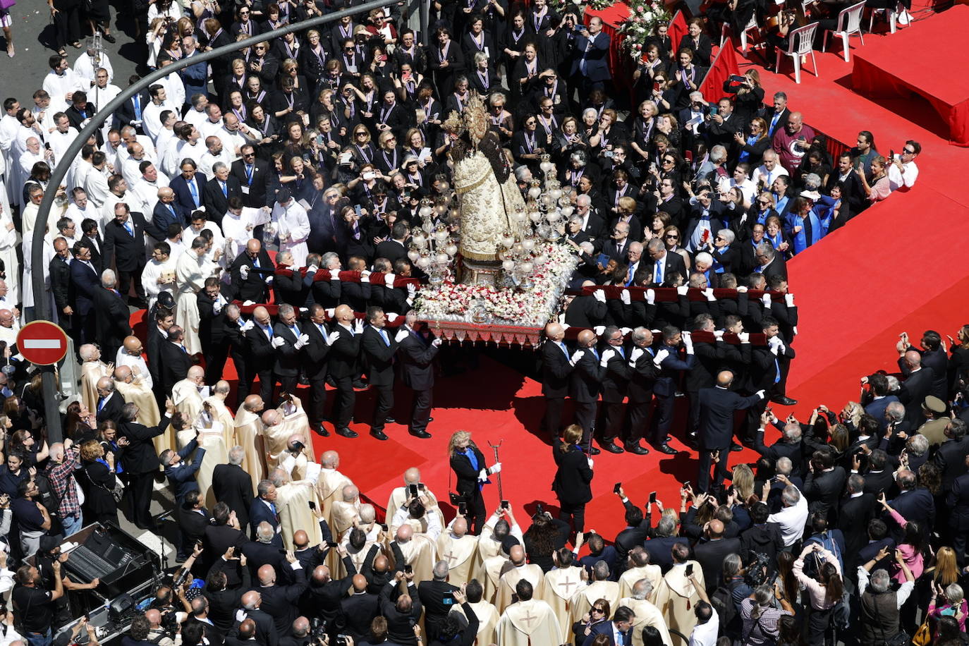 Las mejores imágenes de la procesión extraordinaria por el centenario de la Coronación de la Virgen de los Desamparados