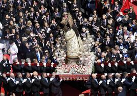 Los valencianos entonan el himno de la coronación de la Virgen de los Desamparados