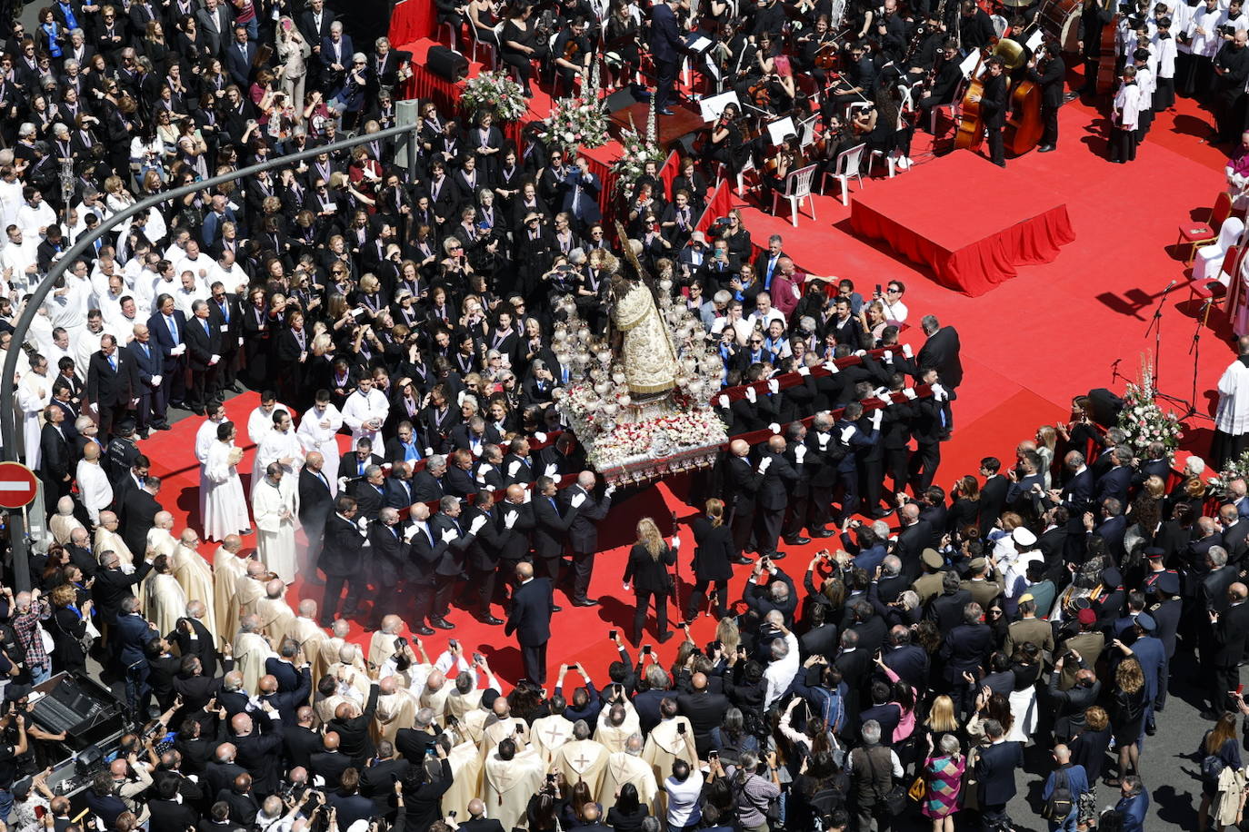 Las mejores imágenes de la procesión extraordinaria por el centenario de la Coronación de la Virgen de los Desamparados