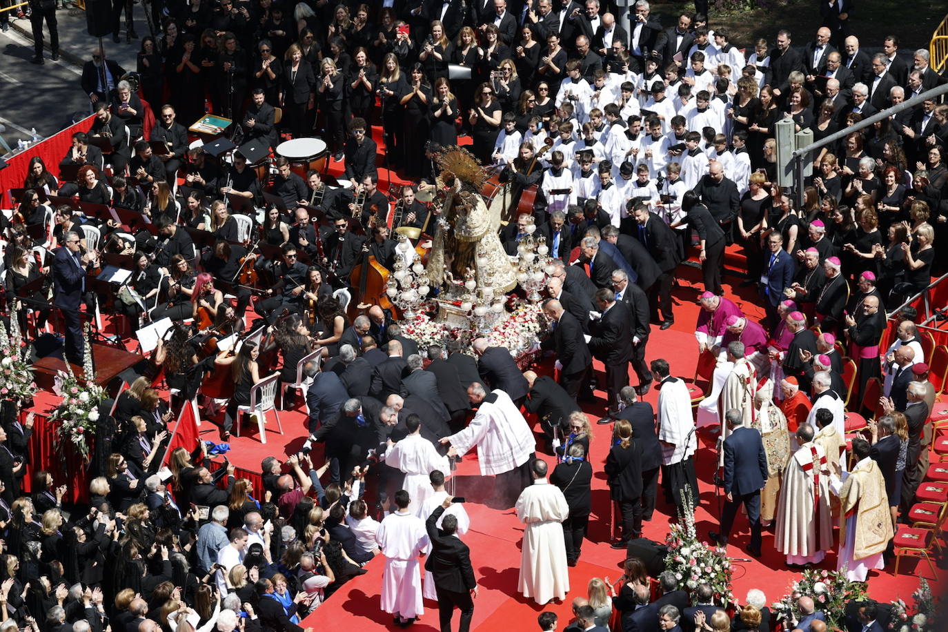 Las mejores imágenes de la procesión extraordinaria por el centenario de la Coronación de la Virgen de los Desamparados