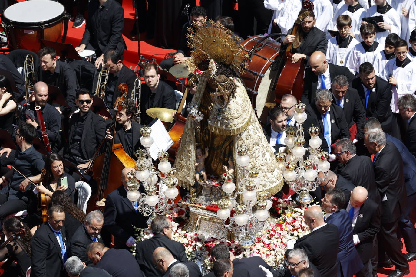 Las mejores imágenes de la procesión extraordinaria por el centenario de la Coronación de la Virgen de los Desamparados