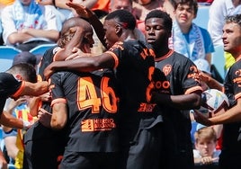 Los jugadores del Valencia celebran el gol marcado por el delantero Alberto Mari