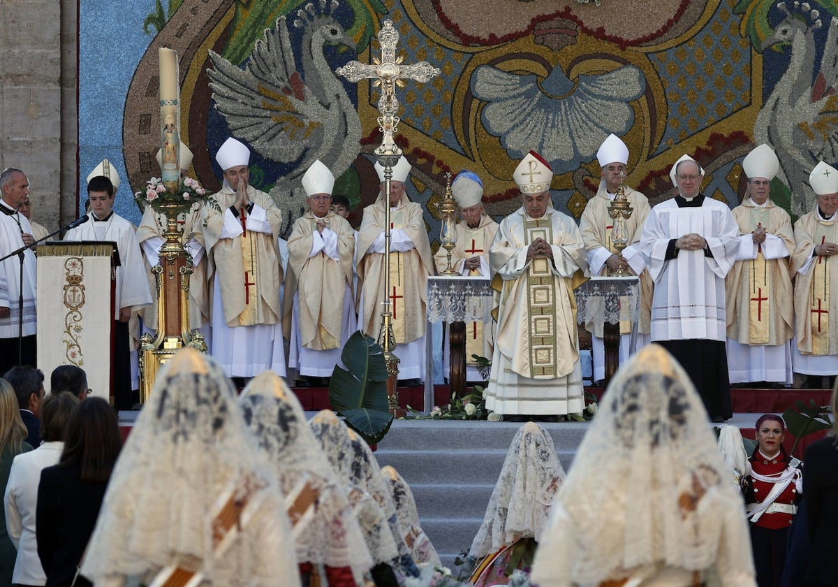 El arzobispo y los obispos en la Missa d'Infants.