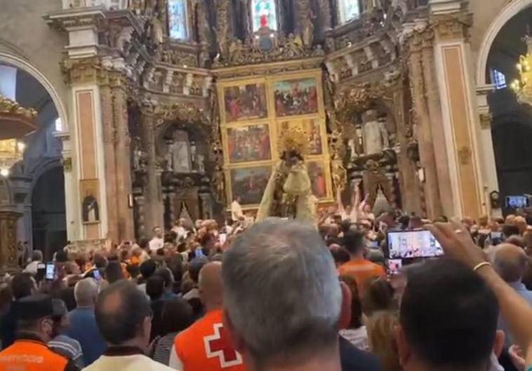 Así ha entrado la Virgen de los Desamparados a la Catedral de Valencia tras el Traslado