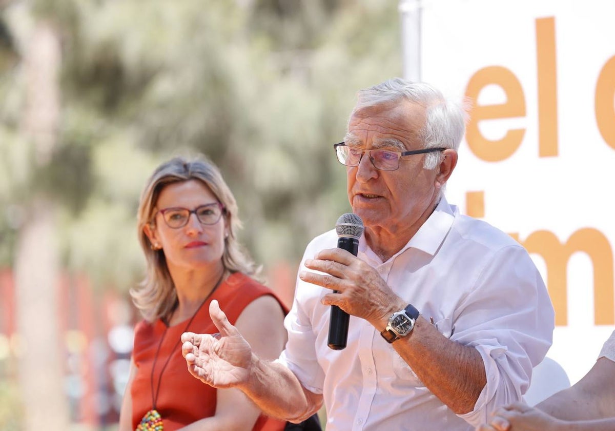 Joan Ribó en un acto junto a la cabeza de lista en Quart de Poblet, Rosa María García.