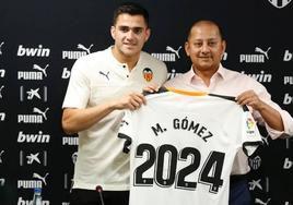 Maxi Gómez, en su presentación con el Valencia, junto a Anil Murthy en 2019.