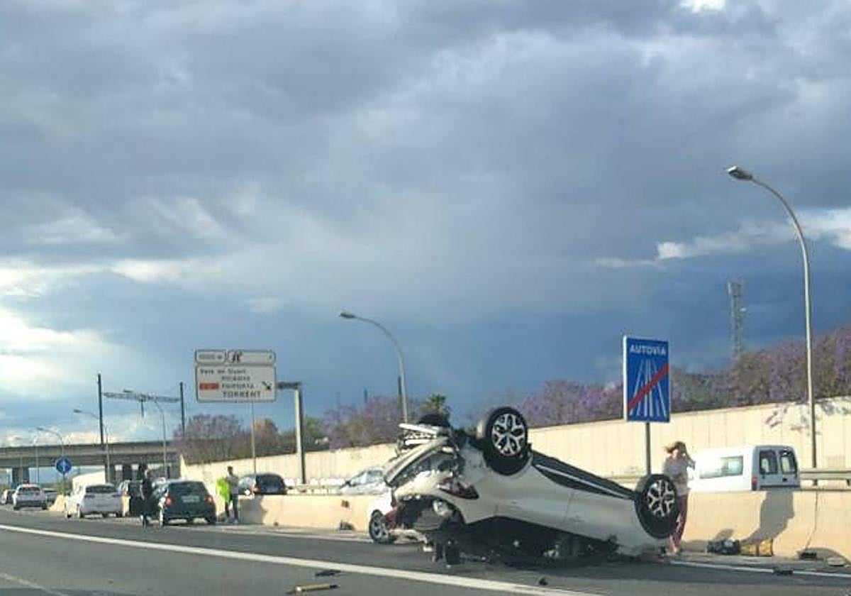 Vehículo volcado en la V-30.