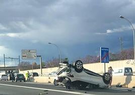 Vehículo volcado en la V-30.