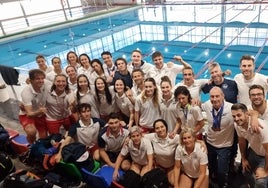 Miembros del Club Valenciano de Natación festejando el triunfo.