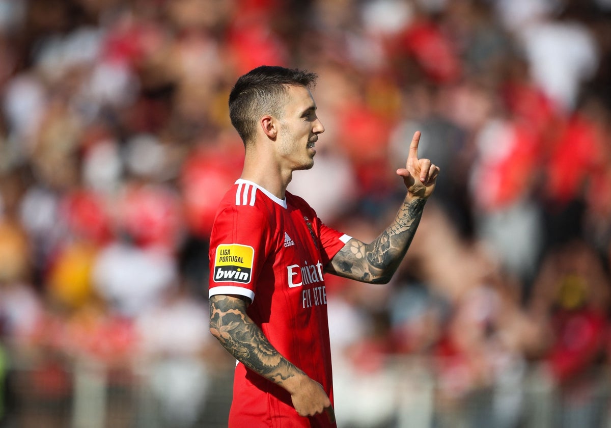 Álex Grimaldo celebrando un gol con el Benfica.