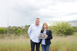 El presidente del Consorci y la concejal de Alzira, en los terrenos del futuro ecoparque.