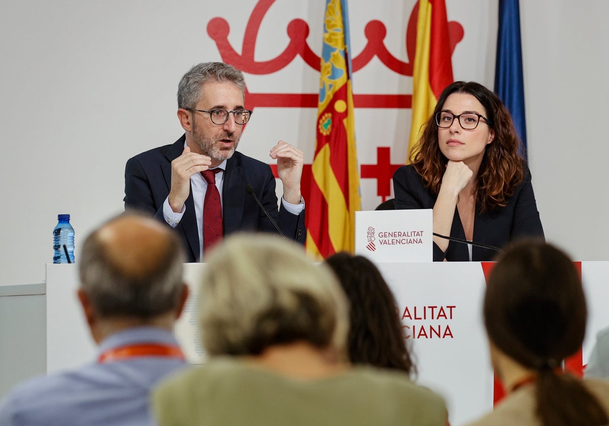 El conseller de Hacienda Arcadi España junto a la vicepresidenta Aitana Mas.