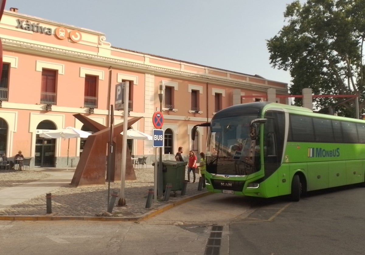 Uno de los autobuses que realizan el recorrido entre la estación de Xàtiva y Moixent.