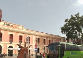 Uno de los autobuses que realizan el recorrido entre la estación de Xàtiva y Moixent.