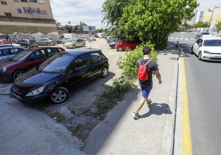 Zona pendiente de edificar, sin aceras en condiciones y que rompe la alineación de la calle Campos Crespo.