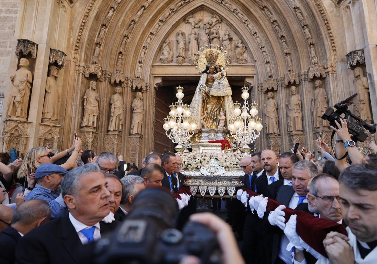 Salida de la Virgen de los Desamparados