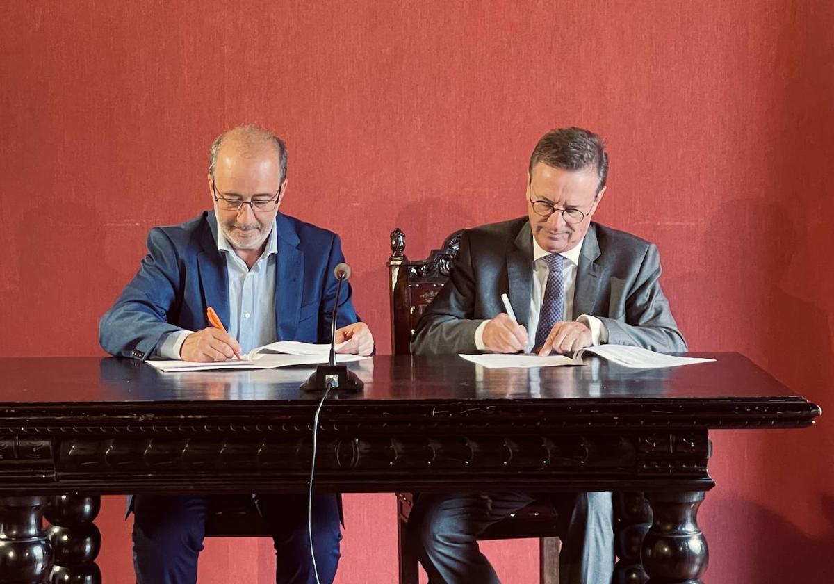 Firma del convenio entre Alzira y el Colegio de Notarial.