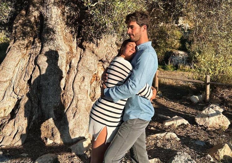 Imagen principal - Arriba, Marta Pombo con Luis Zamalloa. Su boda será el 21 de octubre. A la derecha, Carolina Torio. Su familia materna son los Ballester y por ese motivo se casará con el nieto de Beatriz de Orleans en Valencia.A la izquierda, la valenciana Patricia Montero y su pareja, Álex Adrover.