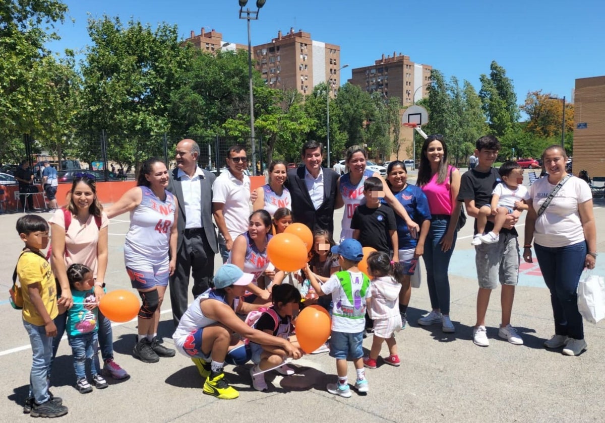 Giner, en un encuentro con familias de la ciudad, este martes.