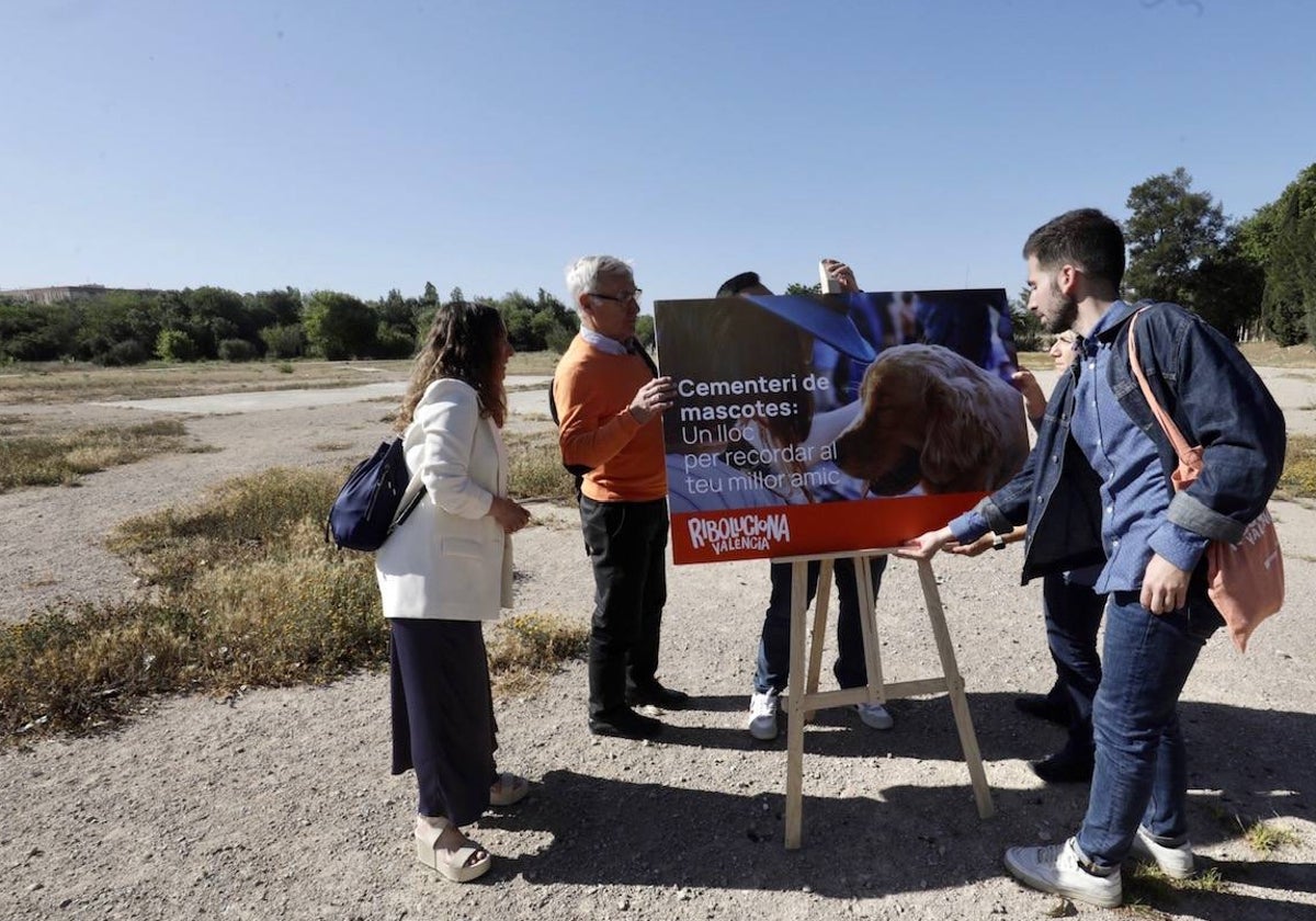 Tello, Ribó y Robles, en el solar donde irá el cementerio si gana Compromís.