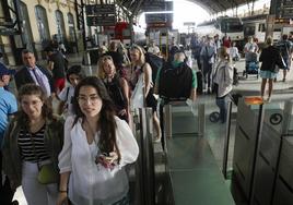 Llegada de pasajeros a la estación del Norte de Valencia.