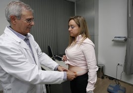 Una mujer en la consulta de un endocrino.