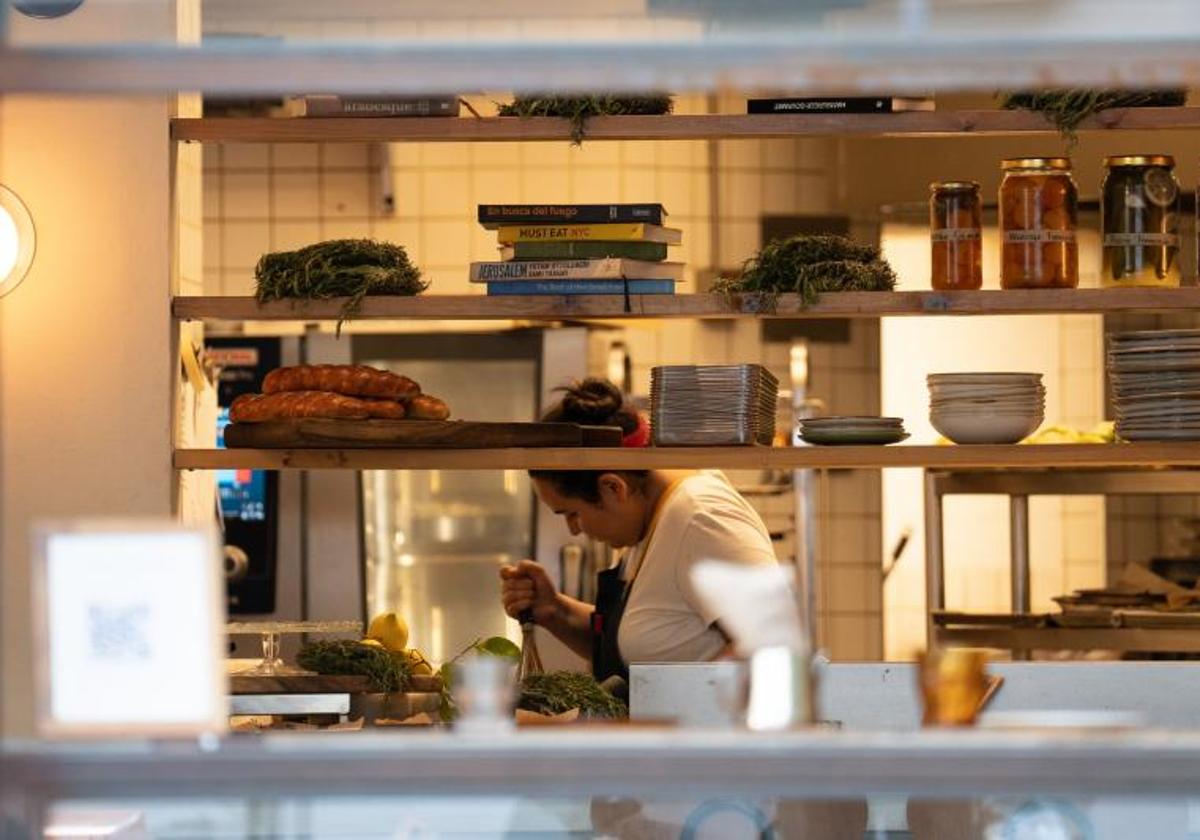 Una cocinera, en un restaurante.