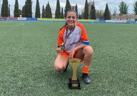 Aida Parrilla, en el campo de fútbol tras ganar el título de campeonas de España.