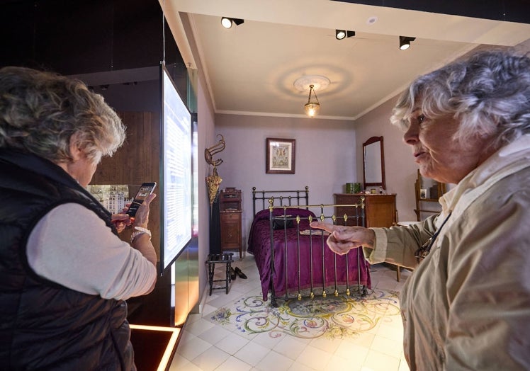 Gabriela, a la derecha, con su amiga francesa en la estancia que recrea un dormitorio antiguo.