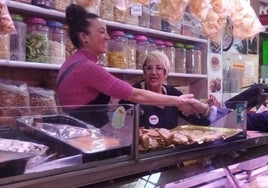 Giner saluda a vendedoras en un mercado municipal.