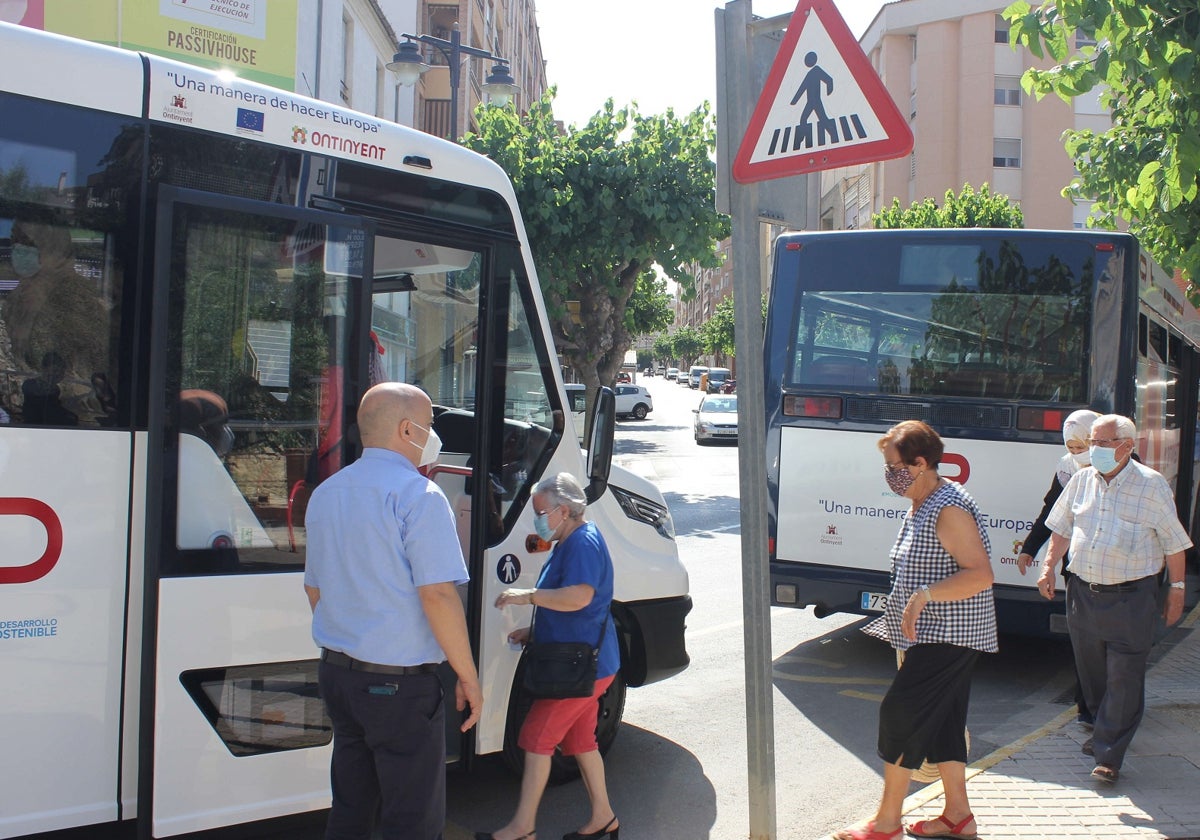 Viajeros subiendo al autobús urbano de Ontinyent.