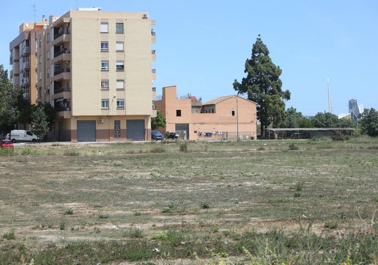 Solar que el Valencia CF dio al Ayuntamiento como permuta por el campo del Valencia CF y que está gradiado como zona deportiva para la Fonteta.