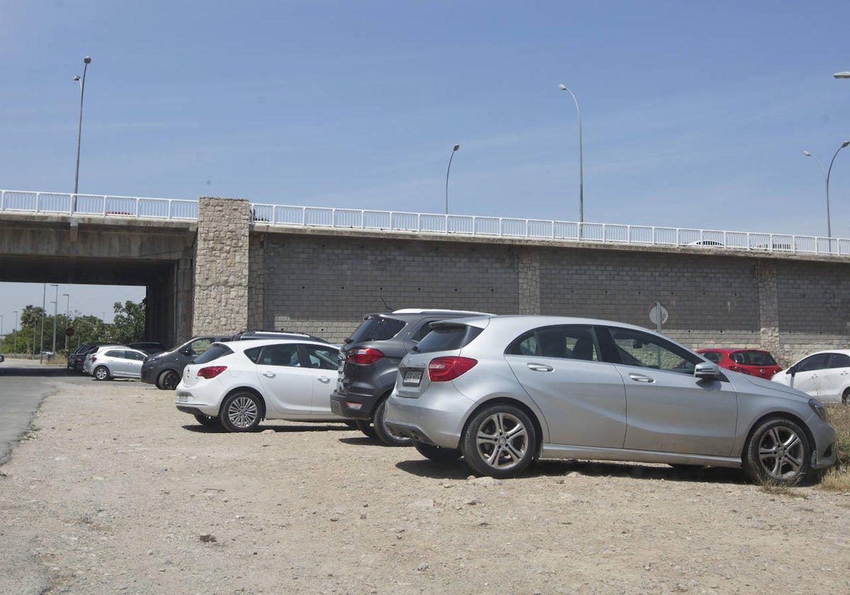 Zona sin urbanizar que sirve de aparcamiento, junto a las vías de Fuente de San Luis.