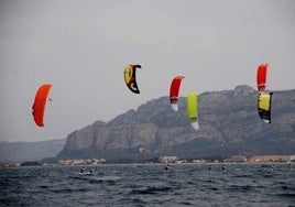 Una competición de kitesurf en Dénia.