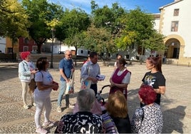 La comitiva socialista por el barrio de Sant Pere.