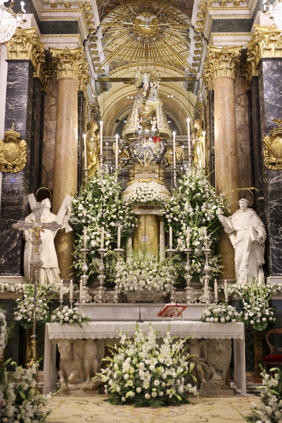 Ofrenda de los floristas a la Virgen de los Desamparados