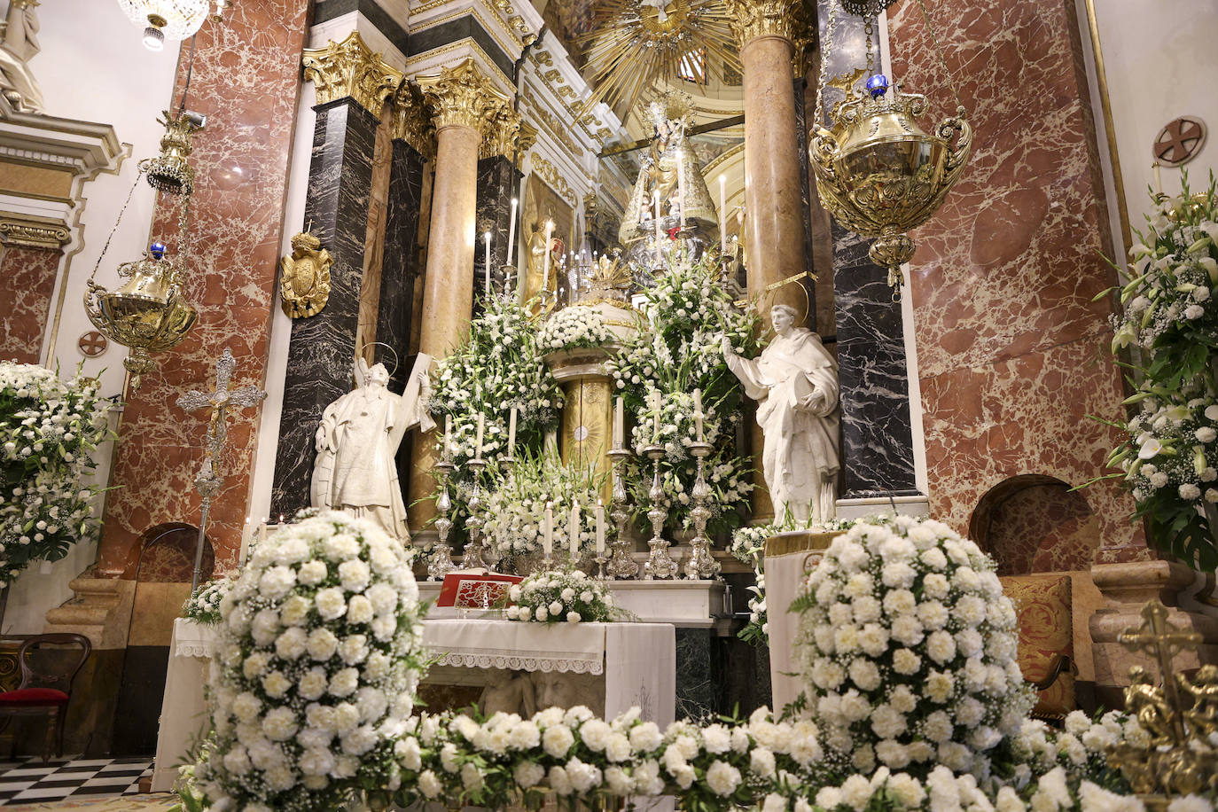 Ofrenda de los floristas a la Virgen de los Desamparados